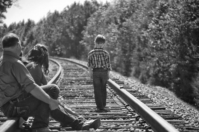 Fot. Pixabay / [url=http://pixabay.com/en/boy-parents-walking-railroad-tracks-477010/]Greyerbaby[/url] / [url=http://pixabay.com/en/service/terms/#download_terms]CC0 Public Domain[/url]