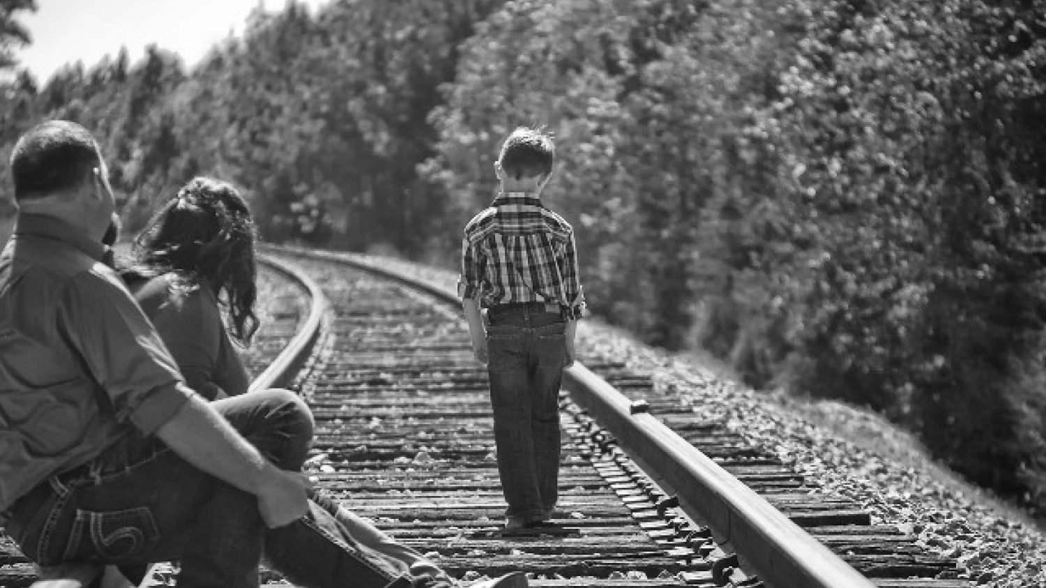 Fot. Pixabay / [url=http://pixabay.com/en/boy-parents-walking-railroad-tracks-477010/]Greyerbaby[/url] / [url=http://pixabay.com/en/service/terms/#download_terms]CC0 Public Domain[/url]