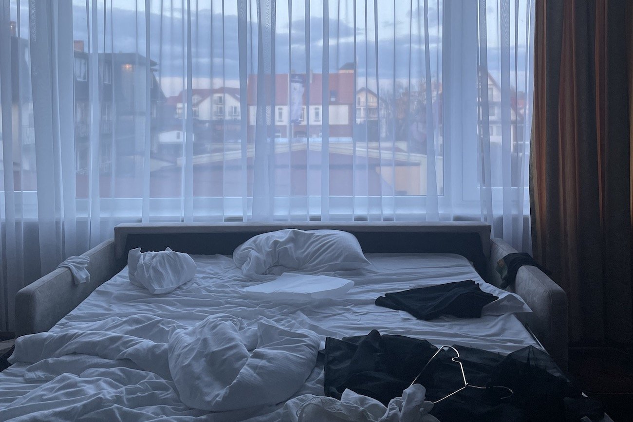 Matka i kobieta jako służąca w domu.