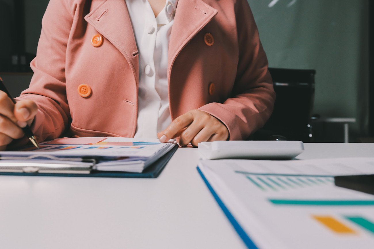 nauczycielka przy biurku nauczycielka przy biurku