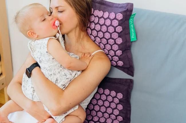 Poduszka dla kobiet niweluje uczucie bólu pleców.