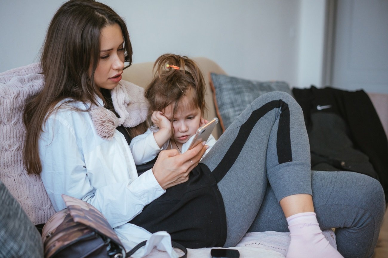 mama z dzieckiem i telefonem