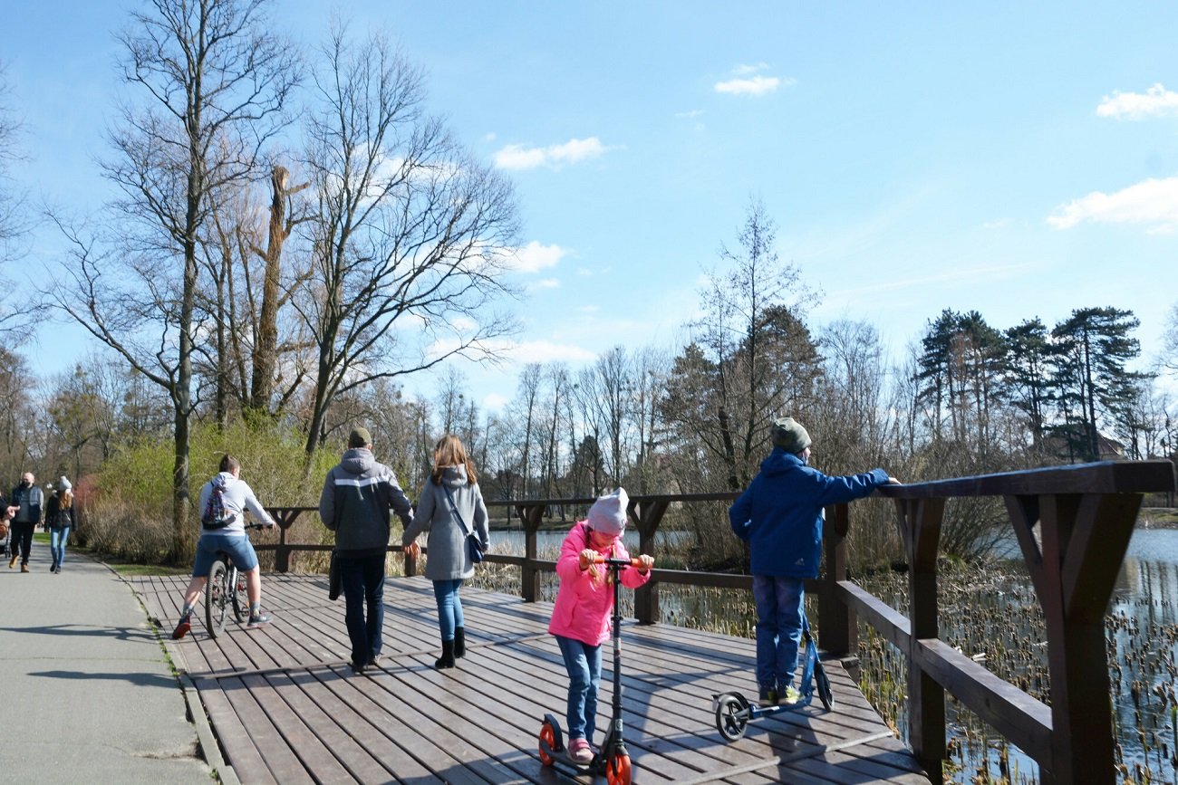Rodzina na spacerze. Rodzina na spacerze.