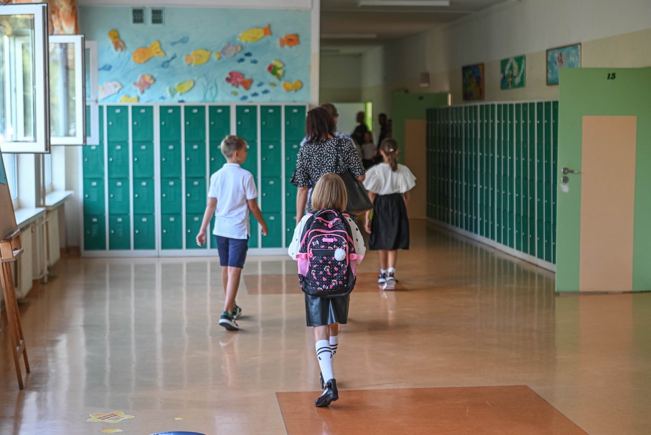 Twoje dziecko idzie do pierwszej klasy? "Superniania" radzi – zacznij to robić dziś