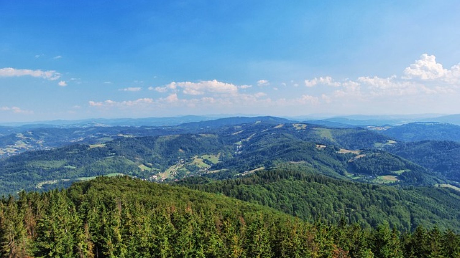 Fot. Pixabay/[url=http://pixabay.com/pl/g%C3%B3ry-beskidy-widok-krajobraz-655221/]Kamyq[/url] / [url=http://bit.ly/CC0-PD]CC0 Public Domain[/url]