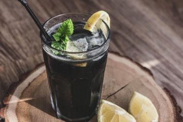 Czarna lemoniada skradła serca influencerek i miłośniczego zdrowego stylu życia.
