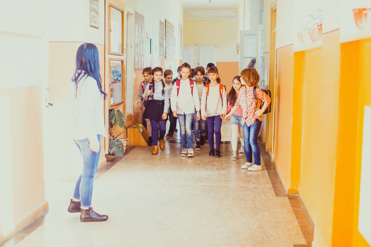 nauczycielka dyżurująca na szkolnym korytarzu