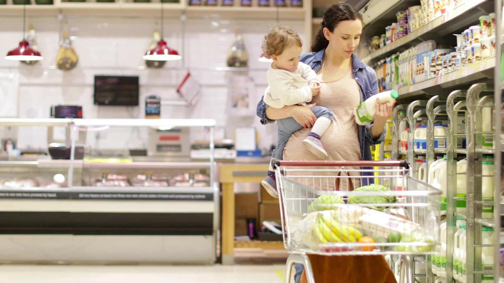 Narzekamy na niską dzietność. Ale ciężarnej w kolejce i tak nikt nie przepuści