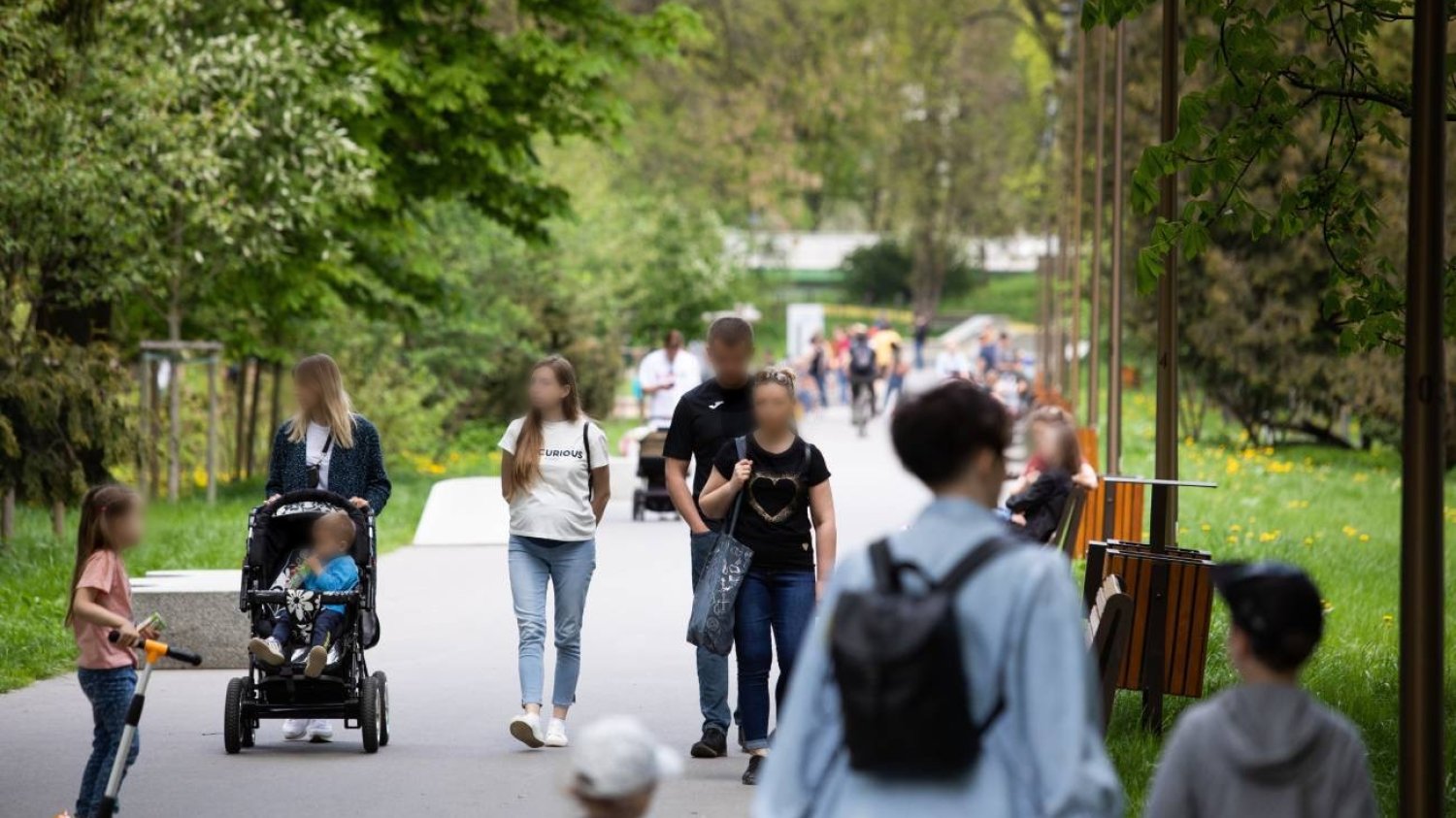 rodzice z dziećmi w parku na spacerze rodzice z dziećmi w parku na spacerze