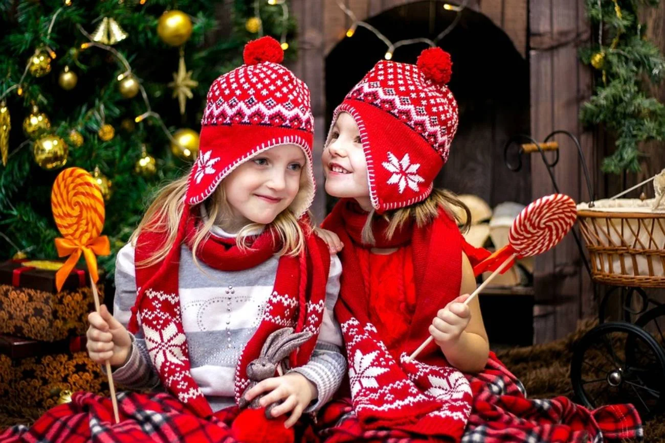 Dzieci pozujące na świątecznej sesji w przedszkolu.