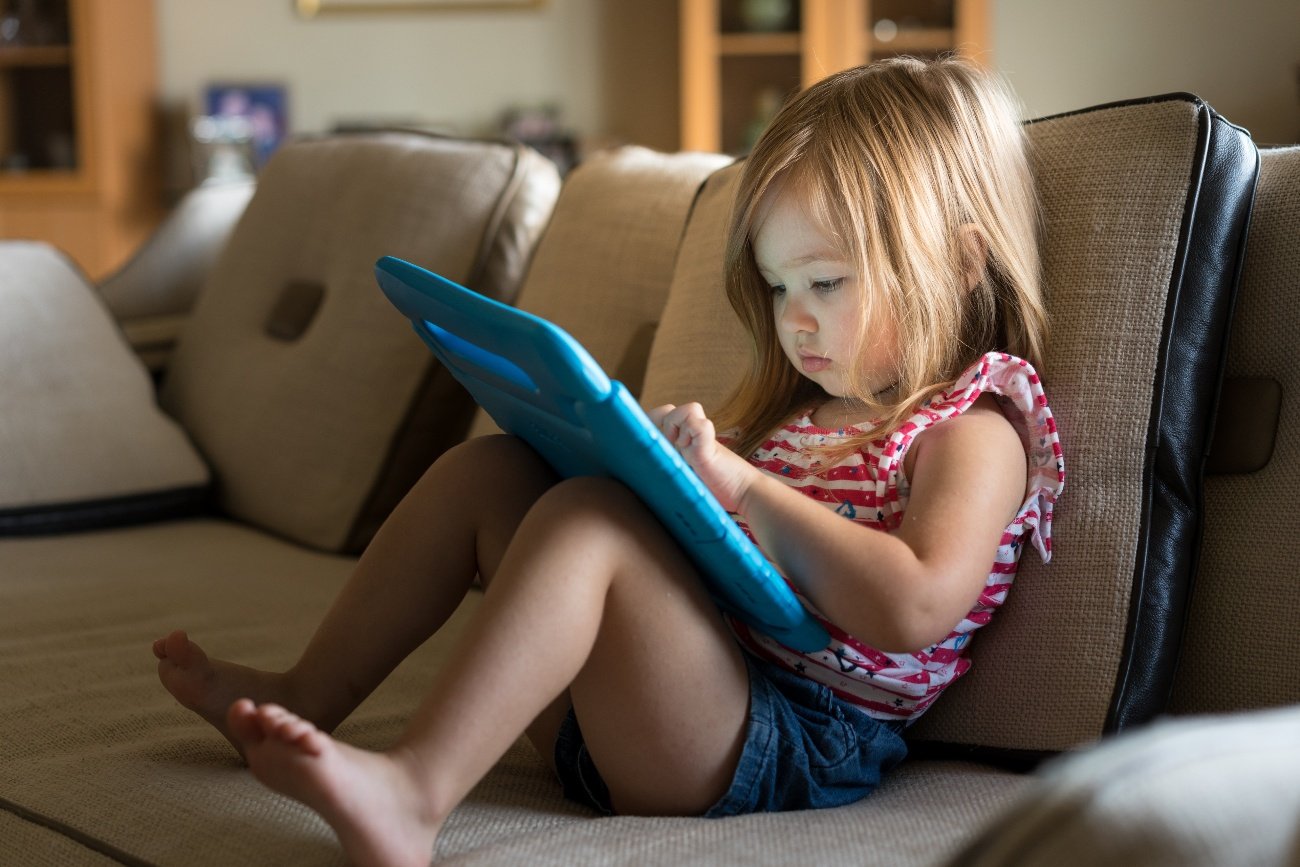 Obok klocków baterie to jeden z najczęściej połykanych przez małe dzieci przedmiotów. Marka Duracell stworzyła specjalne baterie z warstwą o gorzkim smaku, aby zapobiec ich nieumyślnemu połknięciu
