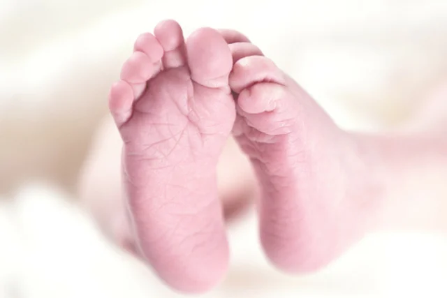 Fot. Pixabay / [url=https://pixabay.com/pl/baby-dziesi%C4%99%C4%87-ma%C5%82ych-noworodka-256857/] Rainer_Maiores [/url] / [url=https://pixabay.com/pl/service/terms/#usage] CC0 Public Domain [/url]