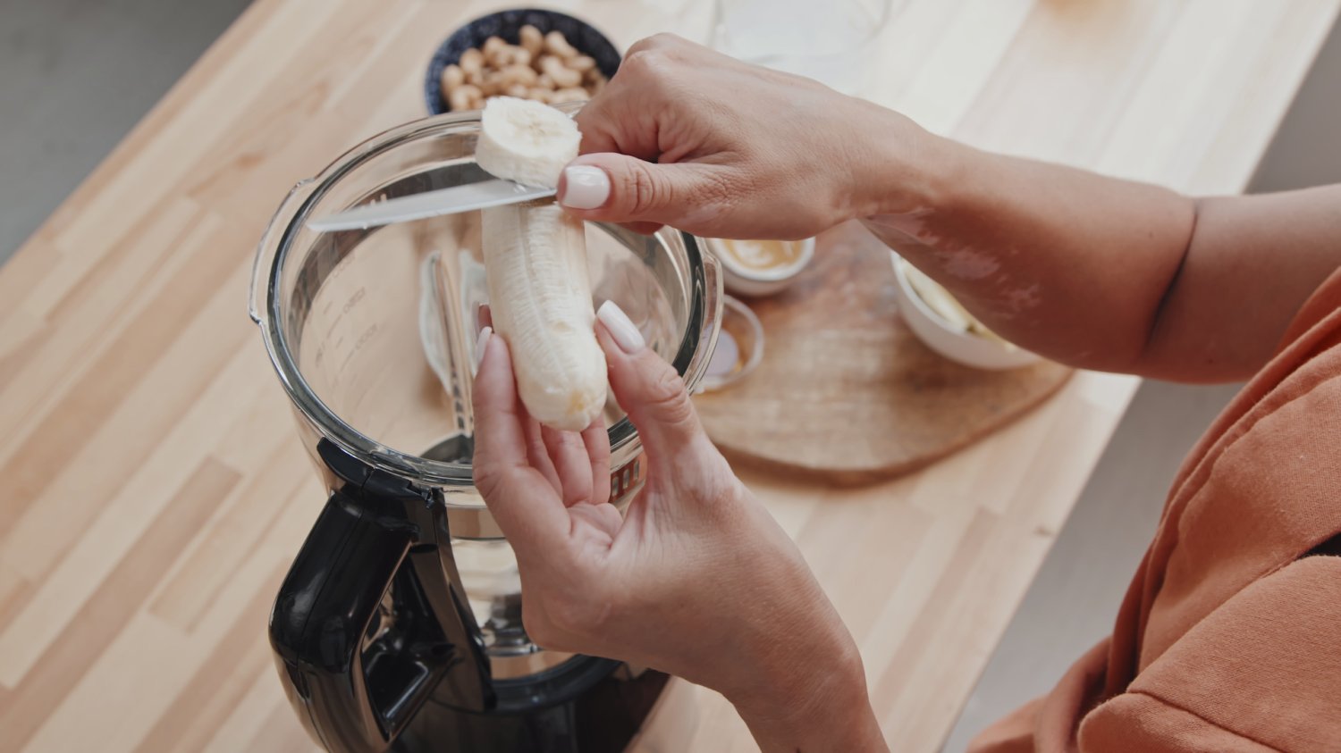 kobieta kroi banana kobieta kroi banana