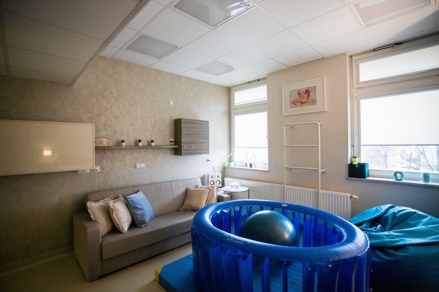Sala Porodowa w Centrum Porodów Naturalnych w Szpitalu im. Świętej Rodziny w Warszawie