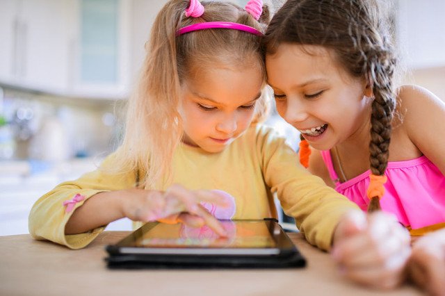 Pokolenie Z, czyli dzieciaki, których ulubionym placem zabaw jest Facebook i YouTube.