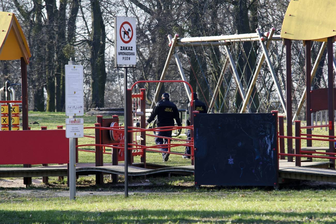 plac zabaw, news, straż miejska, elbląg, pijane dziecko