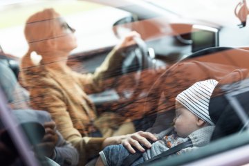 Karmienie piersią w miejscu publicznym to ekshibicjonizm? Scena z parkingu