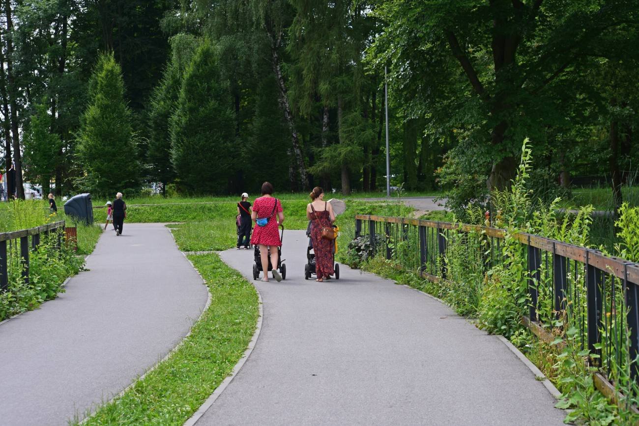 Kobiety w Polsce, które są matkami, mają mniejsze zarobki i sukcesy zawodowe.