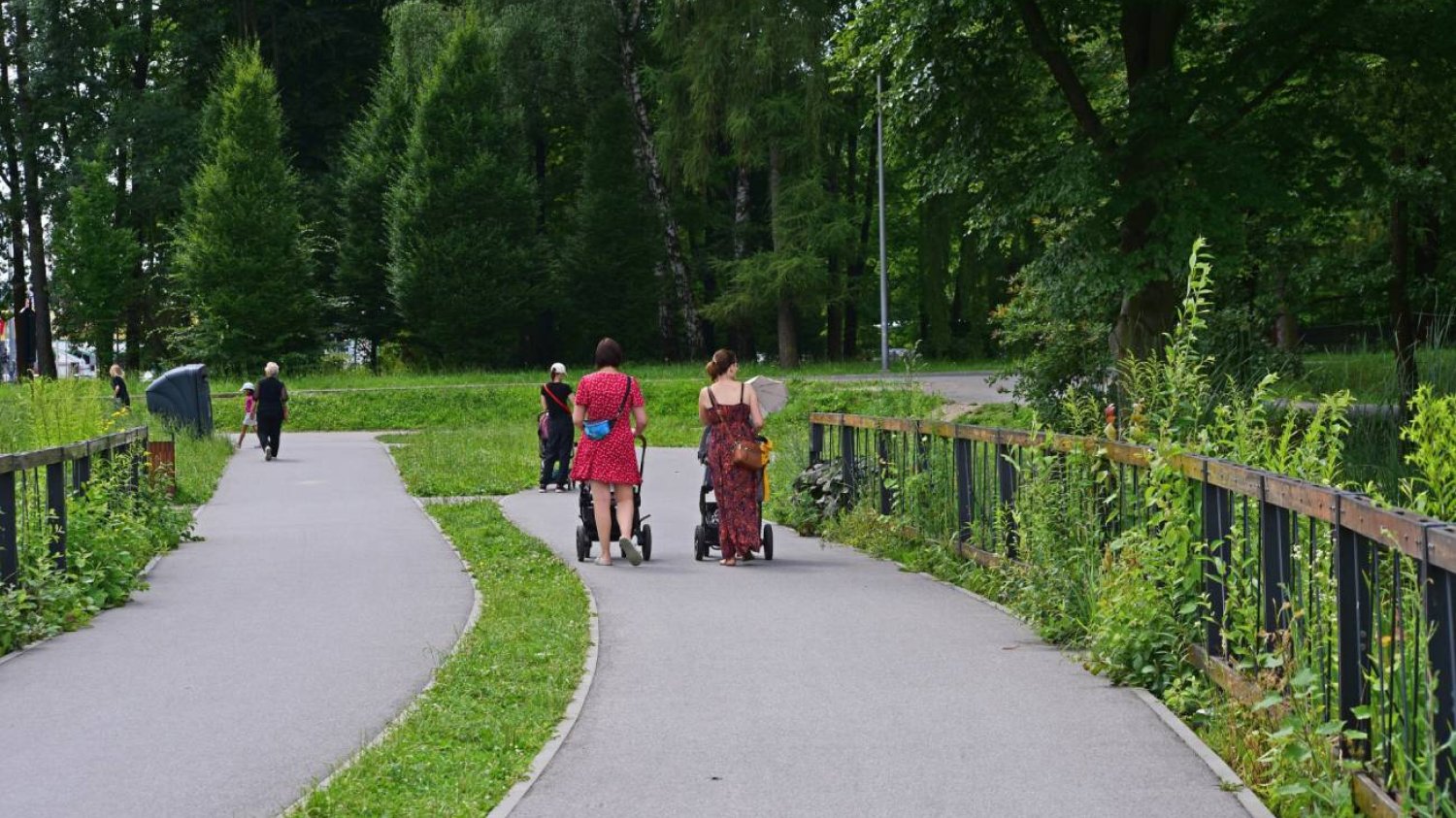 Kobiety w Polsce, które są matkami, mają mniejsze zarobki i sukcesy zawodowe.