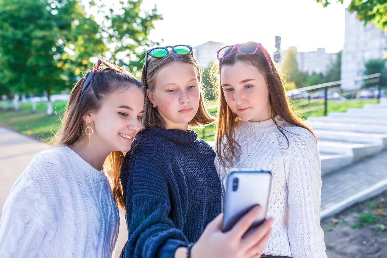 Nastolatki telefonem robią selfie.