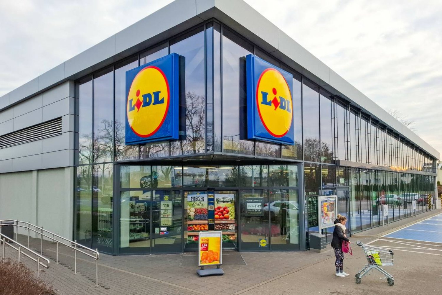 Budynek sieci sklepów Lidl.
