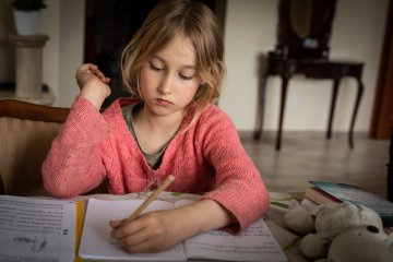 dziewczynka robi pracę domową