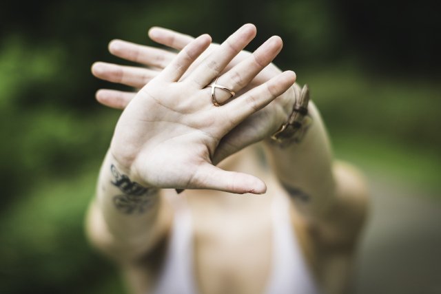 Fot. Pixabay / [url=https://pixabay.com/pl/dziewczyna-hipster-sexy-nie%C5%9Bmia%C5%82y-850117/]Unsplash[/url] / [url=https://pixabay.com/pl/service/terms/#usage]CC[/url]