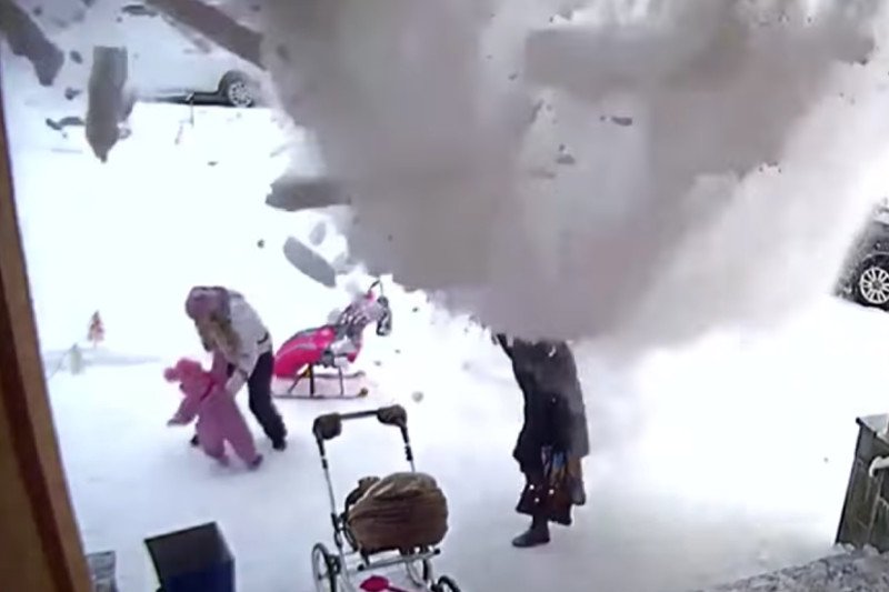 Śnieg spadł z dachu na matkę z dzieckiem.