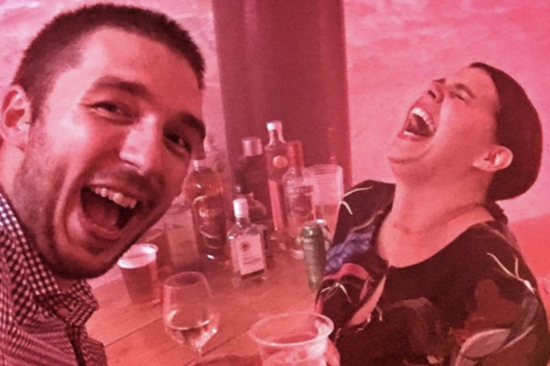 Wyjście na randkę dla rodziców to często nie lada problem. Pomysł tego ojca wzbudził zachwyt tysięcy osób.