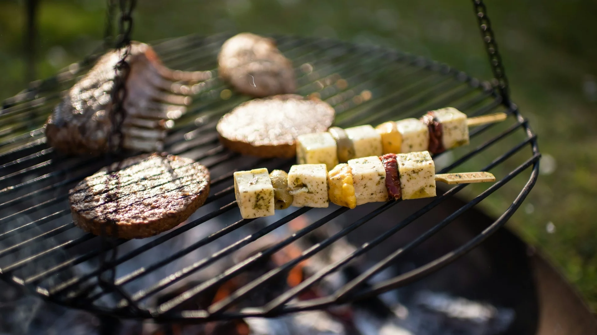 Sery grillowo-sałatkowe zyskują latem ogromną popularność.
