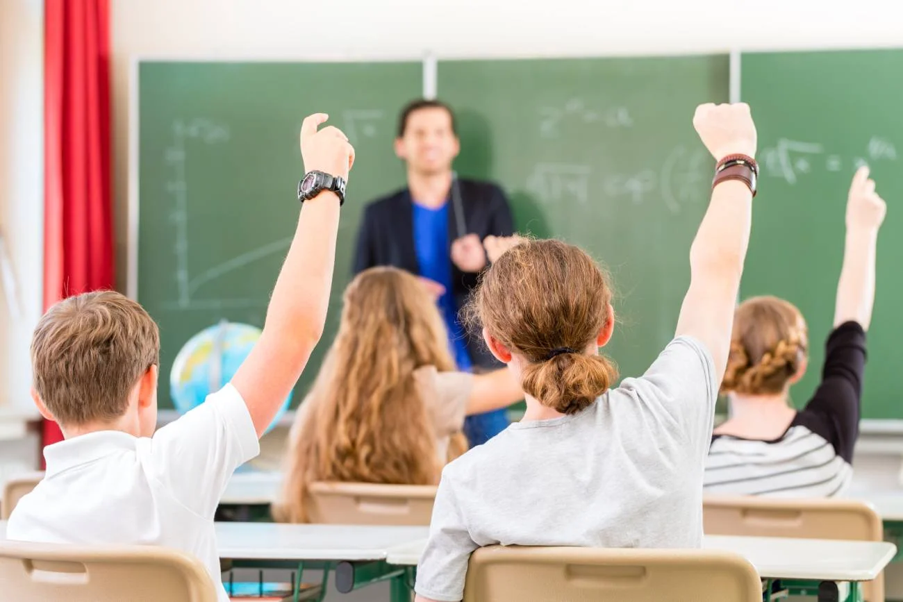 Nauczyciel matematyki na lekcji z uczniami w klasie.