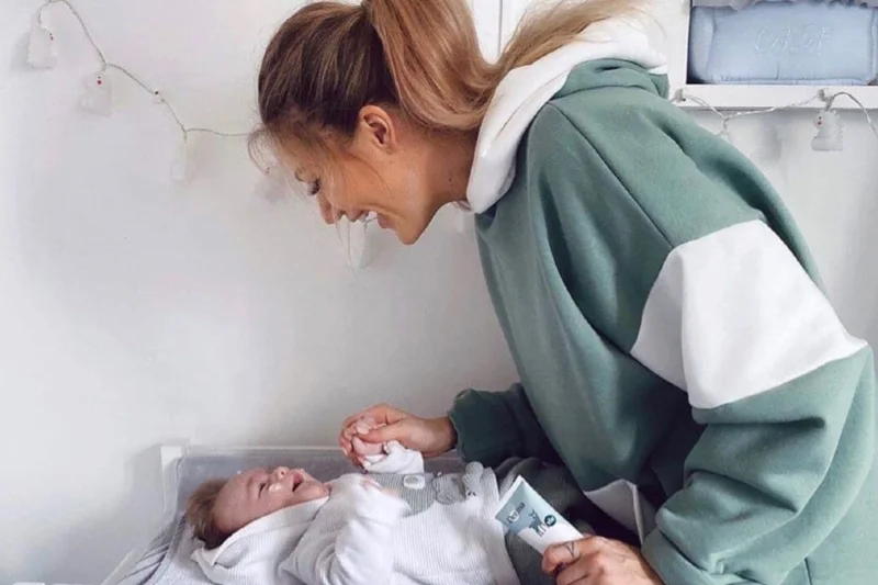 W porze jesienno-zimowej należy nasmarować twarz dziecka kremem przed wyjściem na spacer