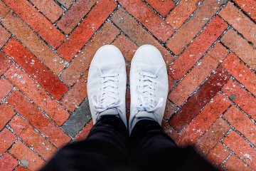 Białe trampki to stylowy dodatek, ale tylko wtedy, gdy są idealnie czyste.