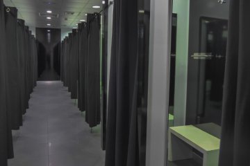 Jak się zachowują dzieci w damskich przymierzalniach?