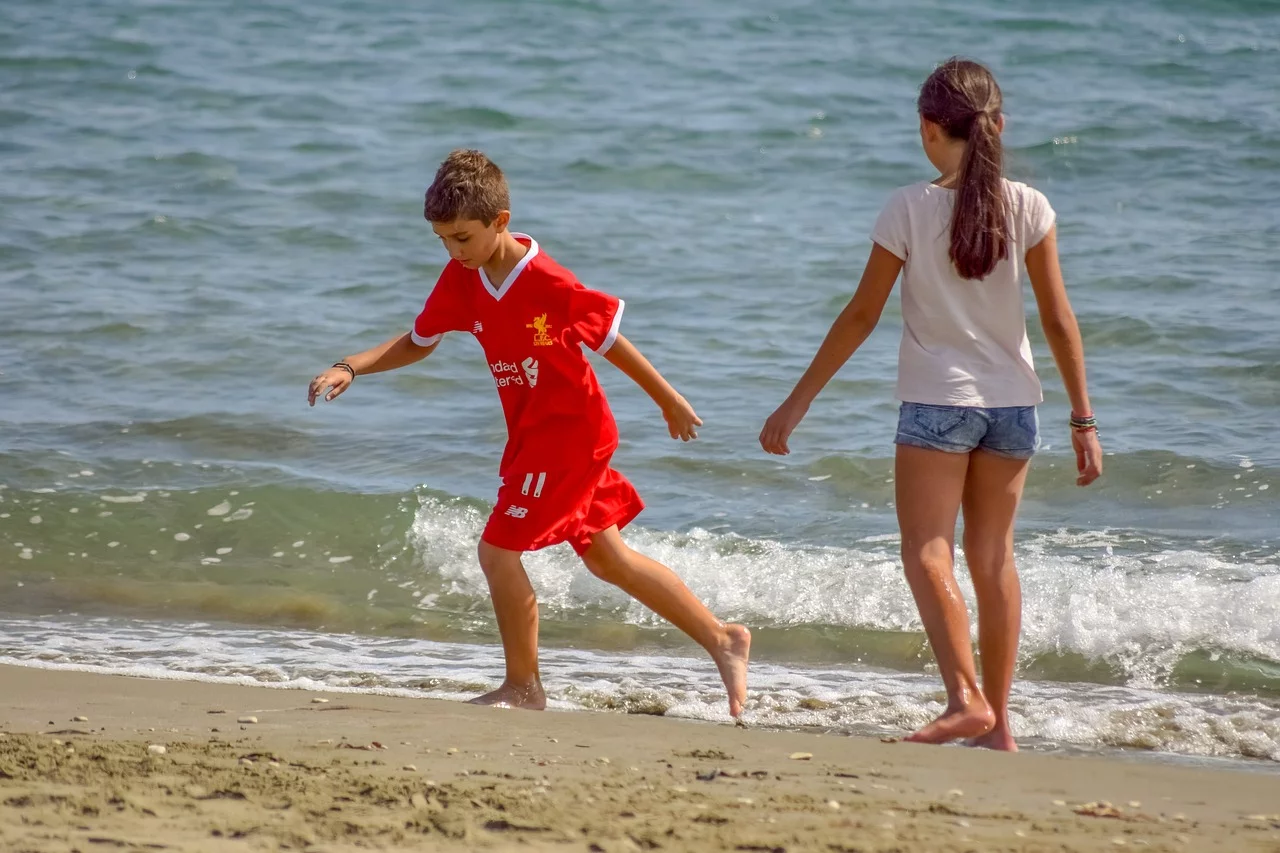 dzieci na plaży