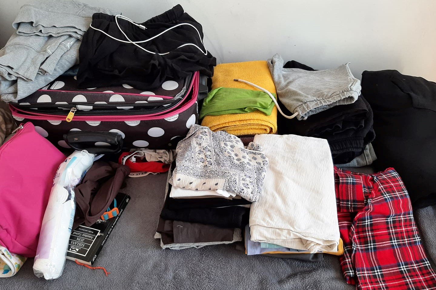 Pakowanie na obóz, kolonie. Walizka, ubrania