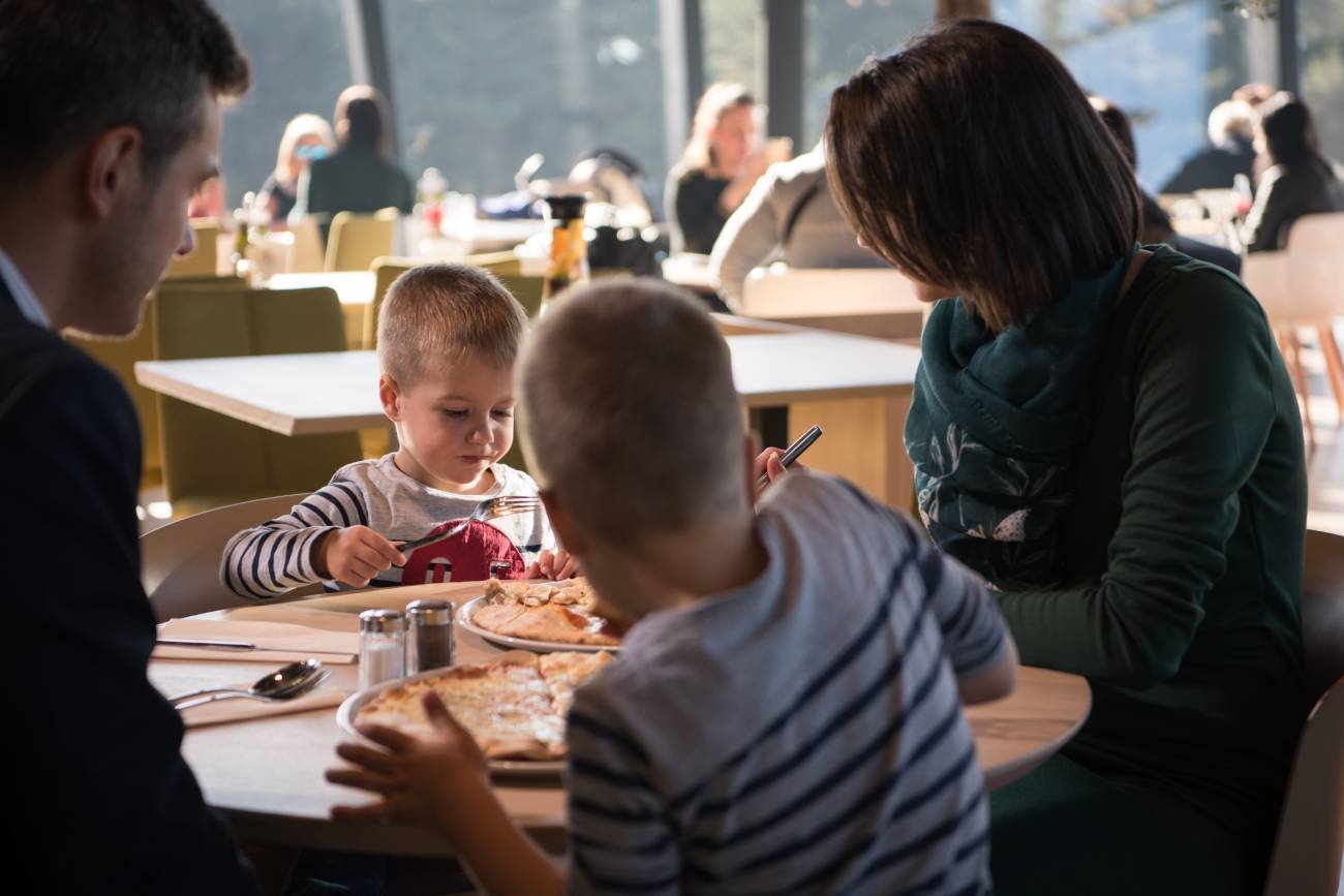 Dzieci z rodzicami w restauracji. Dzieci z rodzicami w restauracji.