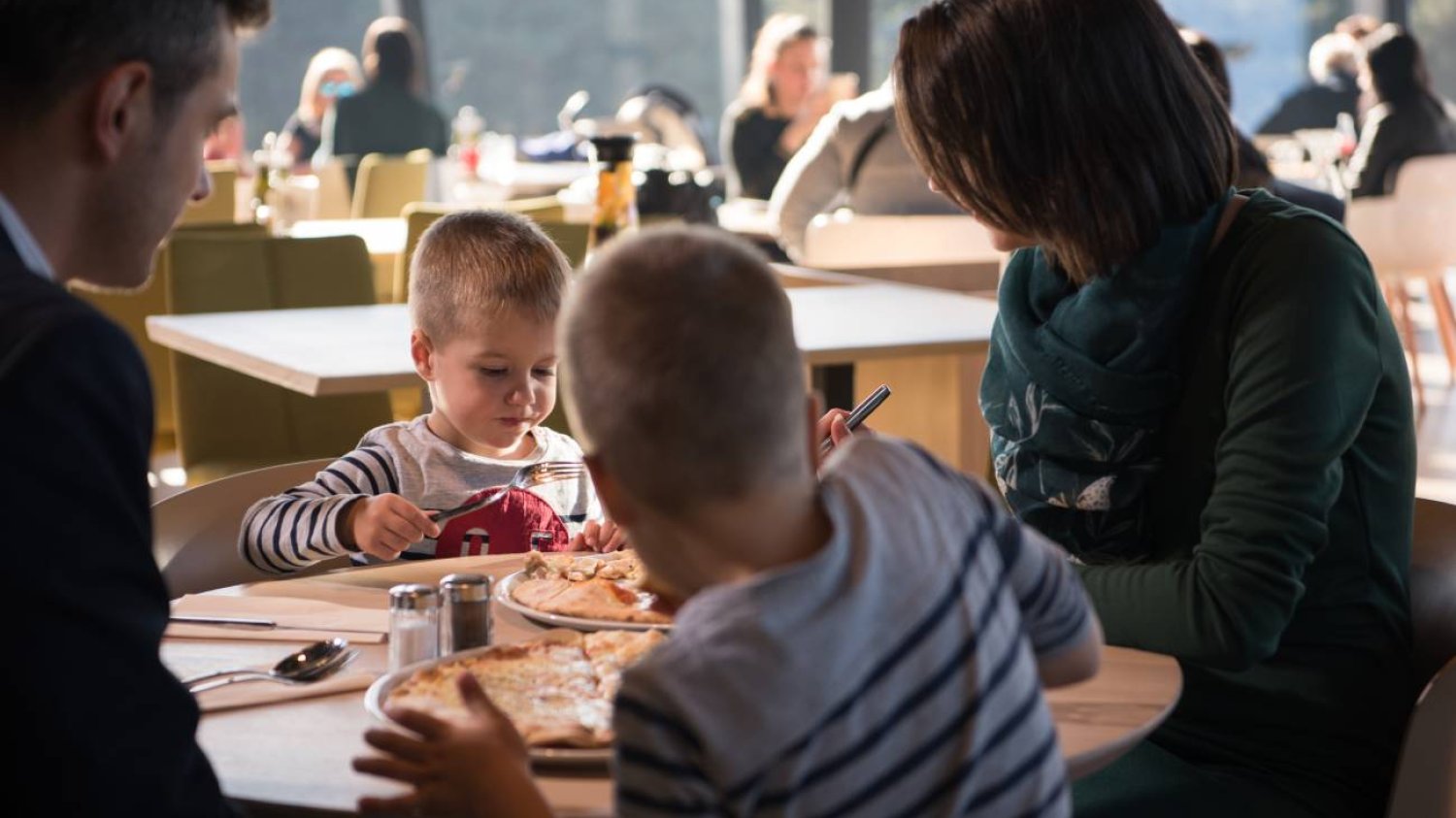 Dzieci z rodzicami w restauracji. Dzieci z rodzicami w restauracji.