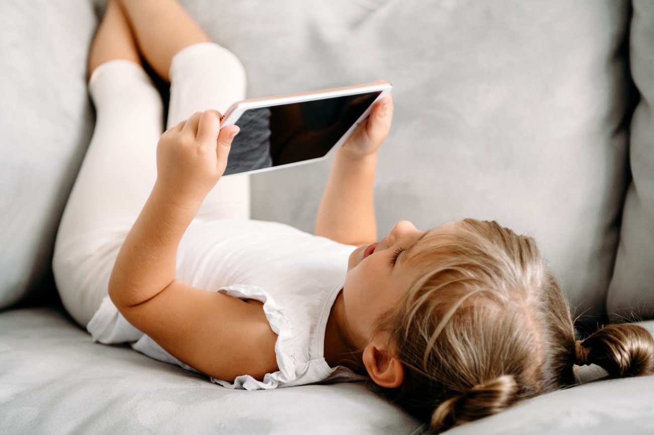 Dziecko ogląda bajkę