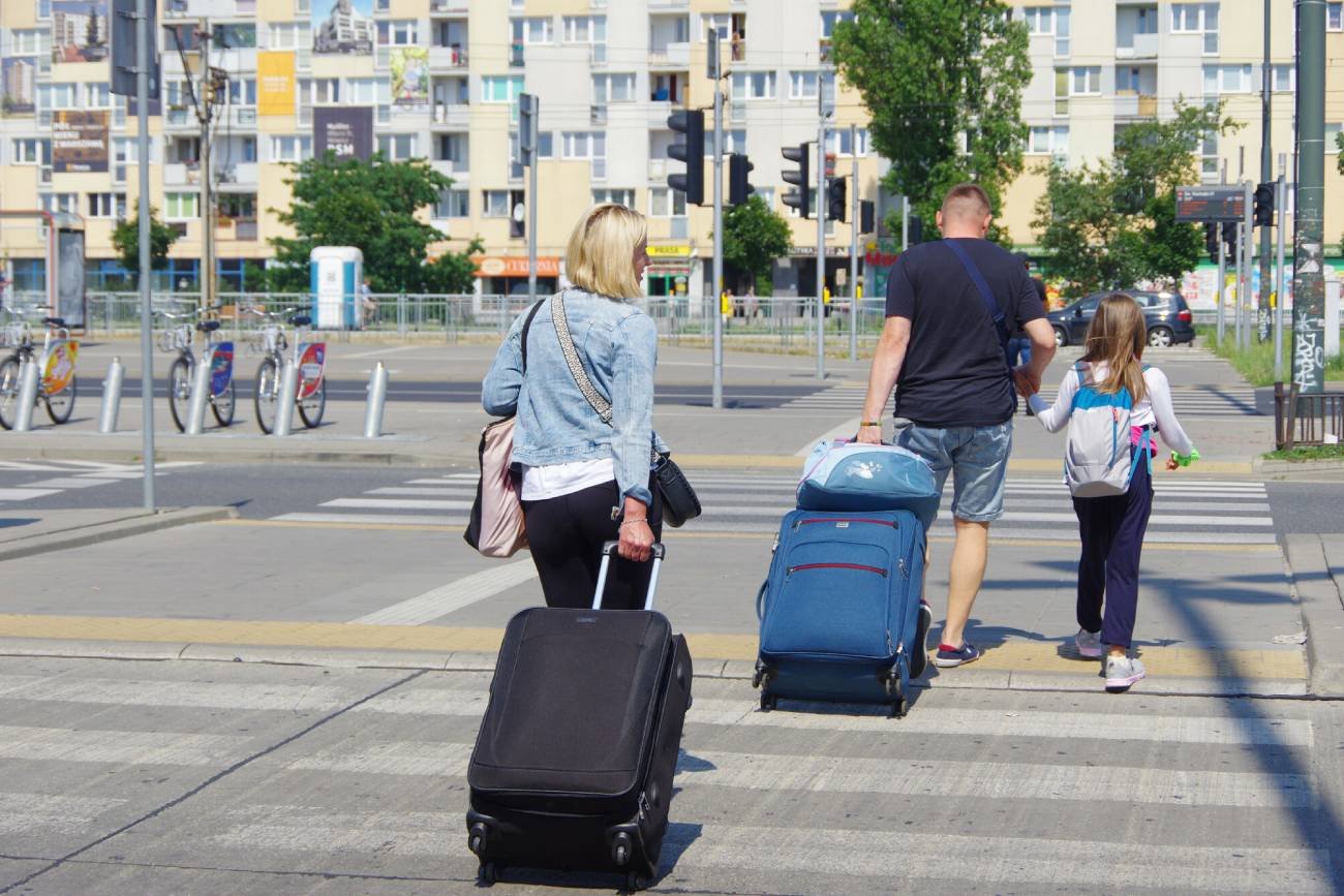 Rodzice podróżują z małą córką.