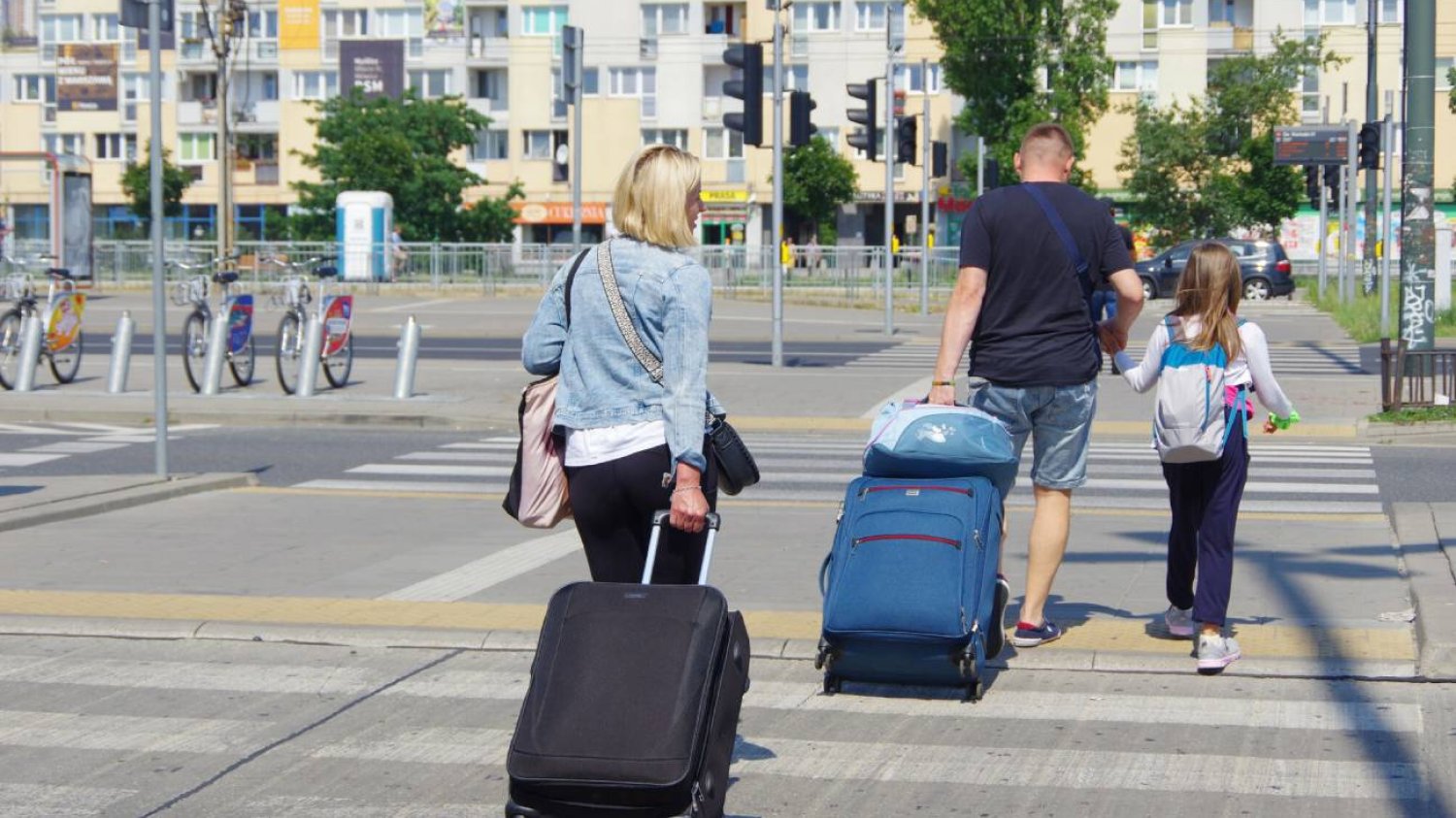 Rodzice podróżują z małą córką.