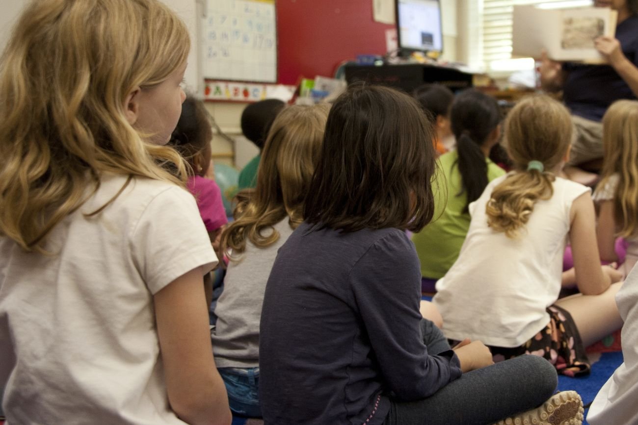 dzieci w szkole podstawowej