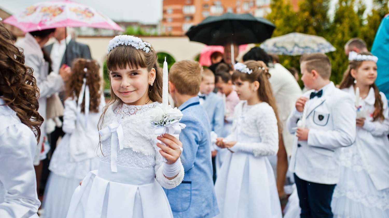 Dzieci przystępujące do pierwszej komunii oczekują prezentów
