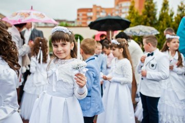 Dzieci przystępujące do pierwszej komunii oczekują prezentów