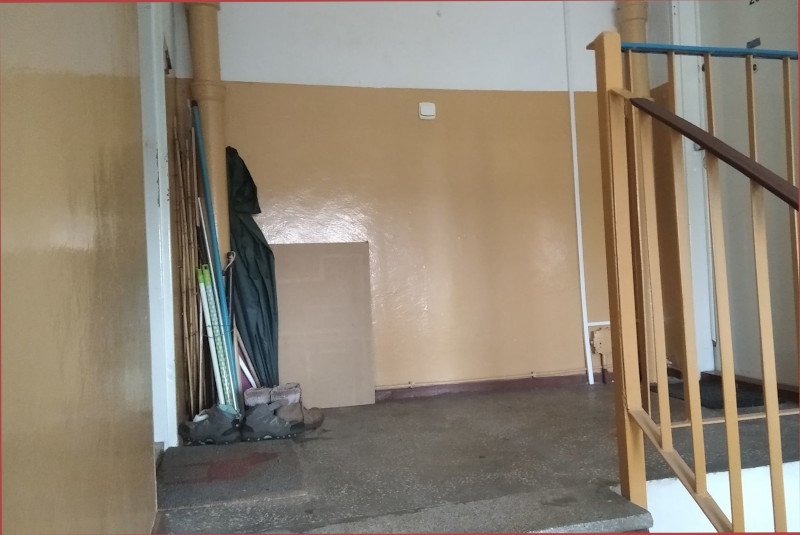 "Brudasy, pozamiatać na swojej połowie". Sąsiedzka wojenka o brudną podłogę