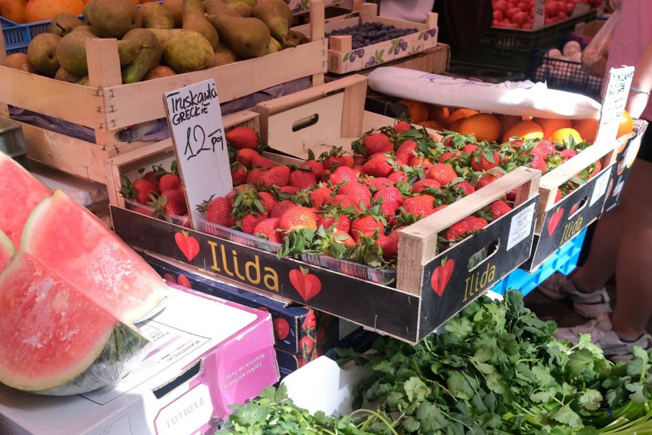 Też tak myjesz truskawki? W ten sposób zostawiasz na nich pełno szkodliwych pestycydów