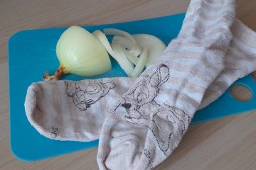 Cebula w skarpetkach to sposób na walkę z przeziębieniem i wieloma chorobami, który pochodzi z chińskiej naturalnej medycyny.
