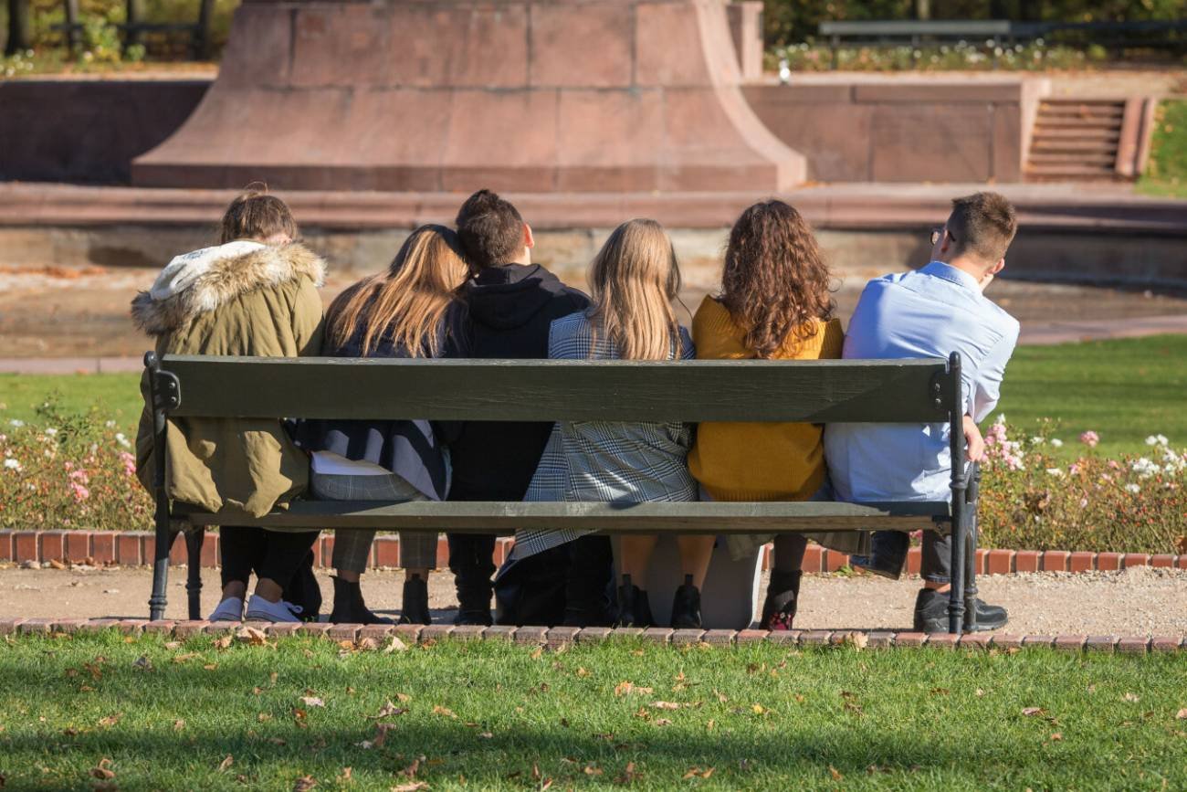 Nastolatki w parku na wagarach.