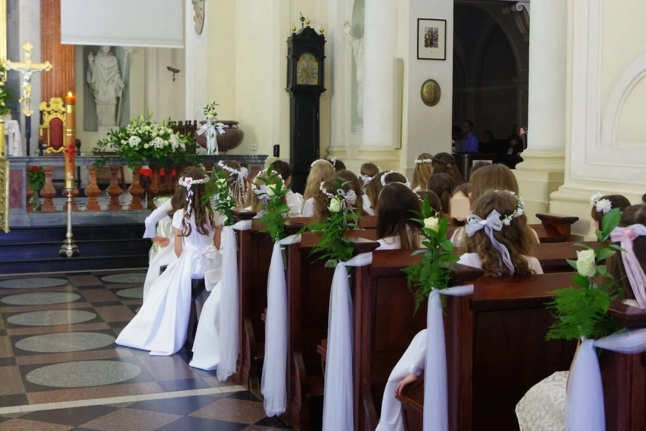 Dzieci w kościele w trakcie mszy pierwszokomunijnej. Dzieci w kościele w trakcie mszy pierwszokomunijnej.
