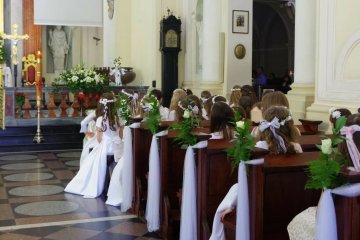Dzieci w kościele w trakcie mszy pierwszokomunijnej. Dzieci w kościele w trakcie mszy pierwszokomunijnej.